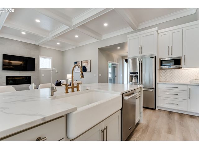 2082 GOLFVIEW Ct, Eugene, OR 97403