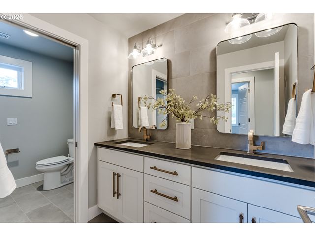 2082 GOLFVIEW Ct, Eugene, OR 97403