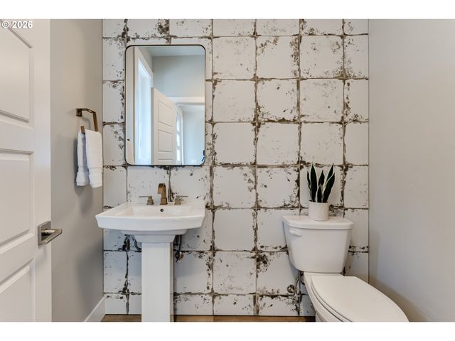 2082 GOLFVIEW Ct, Eugene, OR 97403