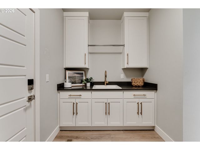 2082 GOLFVIEW Ct, Eugene, OR 97403