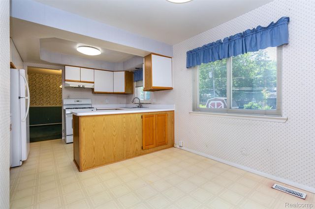 21581 Birchwood Street N, Farmington, MI 48336