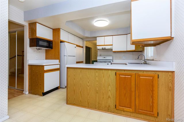 21581 Birchwood Street N, Farmington, MI 48336