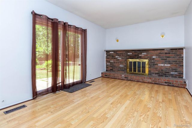 21581 Birchwood Street N, Farmington, MI 48336