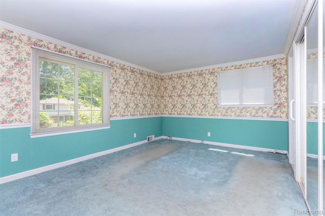 21581 Birchwood Street N, Farmington, MI 48336