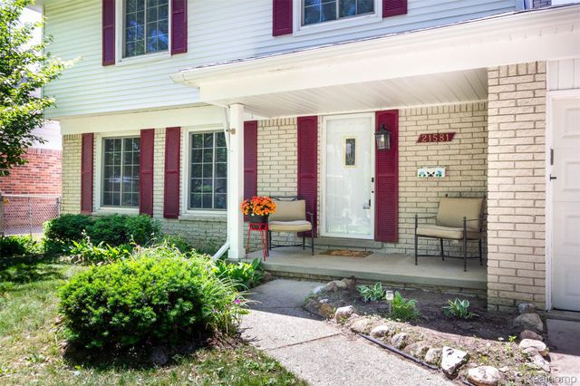 21581 Birchwood Street N, Farmington, MI 48336