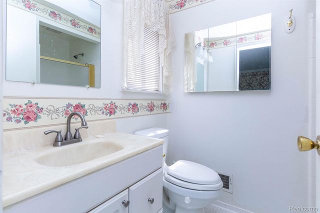 21581 Birchwood Street N, Farmington, MI 48336