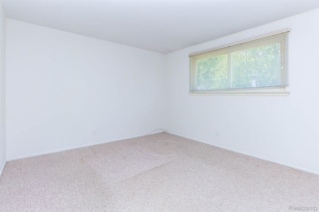 21581 Birchwood Street N, Farmington, MI 48336