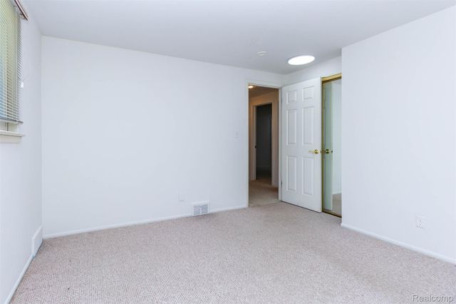 21581 Birchwood Street N, Farmington, MI 48336
