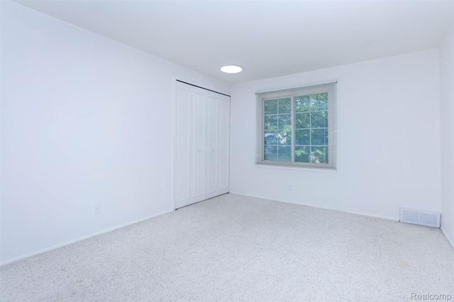 21581 Birchwood Street N, Farmington, MI 48336