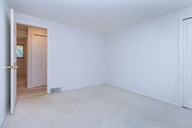 21581 Birchwood Street N, Farmington, MI 48336