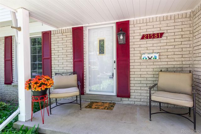 21581 Birchwood Street N, Farmington, MI 48336