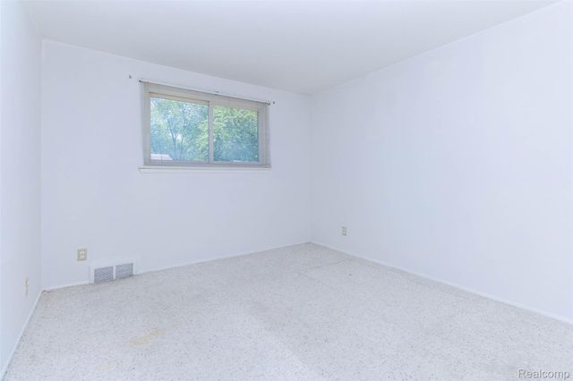 21581 Birchwood Street N, Farmington, MI 48336