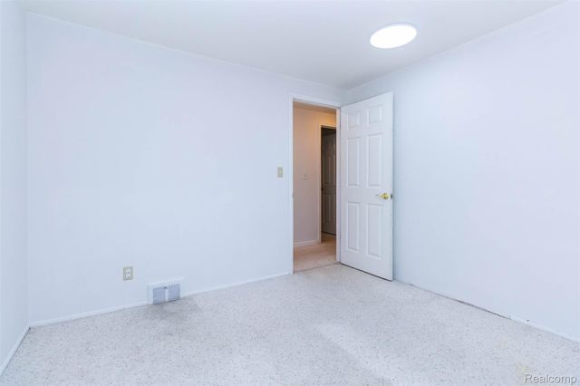 21581 Birchwood Street N, Farmington, MI 48336