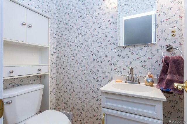 21581 Birchwood Street N, Farmington, MI 48336