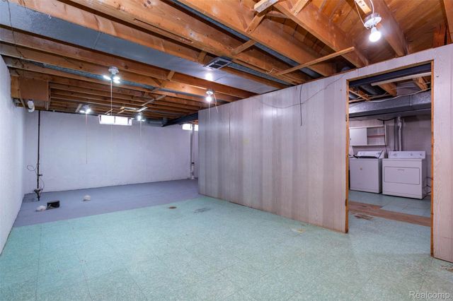 21581 Birchwood Street N, Farmington, MI 48336