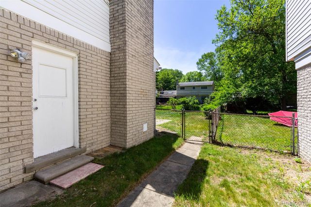 21581 Birchwood Street N, Farmington, MI 48336