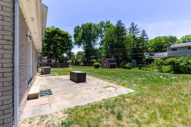 21581 Birchwood Street N, Farmington, MI 48336