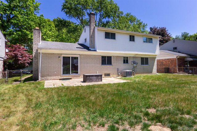 21581 Birchwood Street N, Farmington, MI 48336