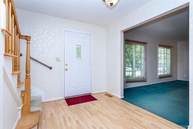 21581 Birchwood Street N, Farmington, MI 48336
