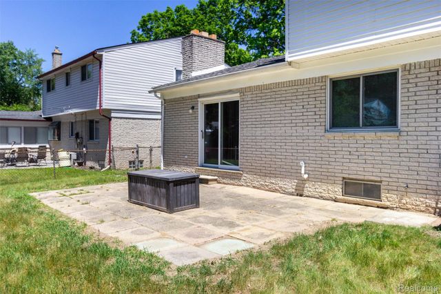 21581 Birchwood Street N, Farmington, MI 48336