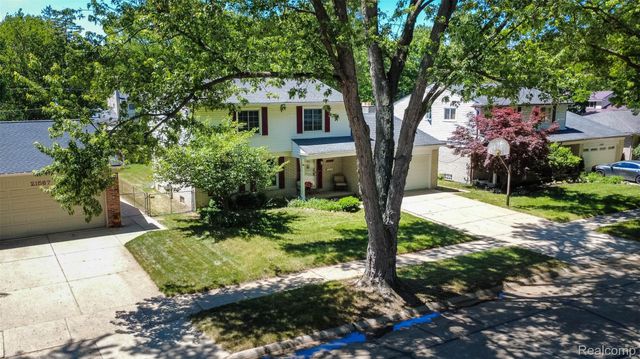 21581 Birchwood Street N, Farmington, MI 48336
