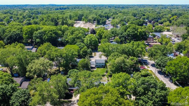 21581 Birchwood Street N, Farmington, MI 48336