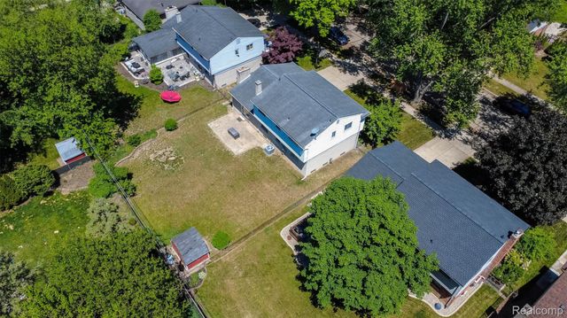 21581 Birchwood Street N, Farmington, MI 48336