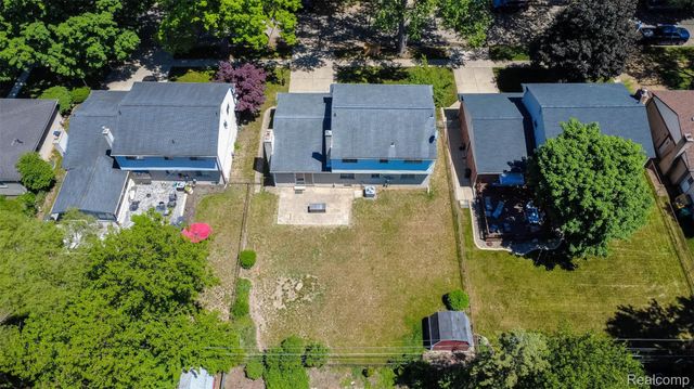21581 Birchwood Street N, Farmington, MI 48336