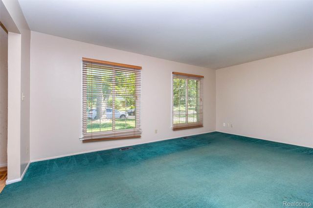 21581 Birchwood Street N, Farmington, MI 48336