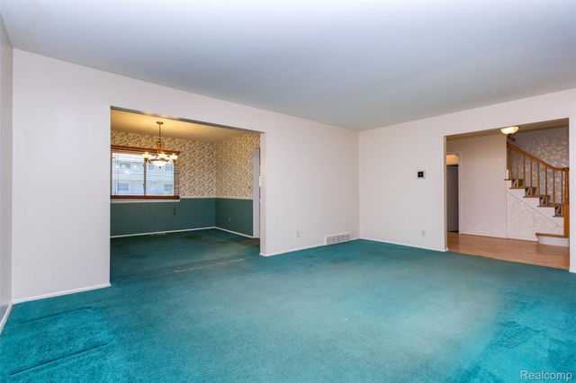 21581 Birchwood Street N, Farmington, MI 48336