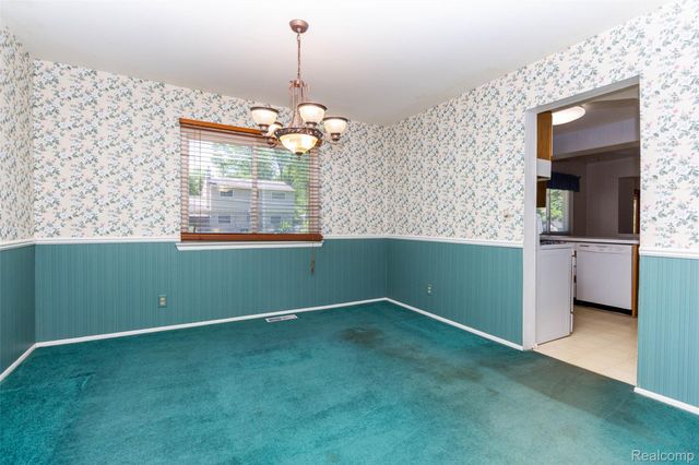 21581 Birchwood Street N, Farmington, MI 48336