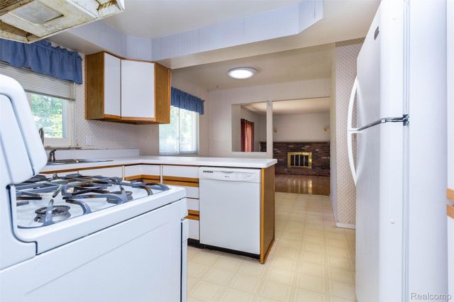 21581 Birchwood Street N, Farmington, MI 48336