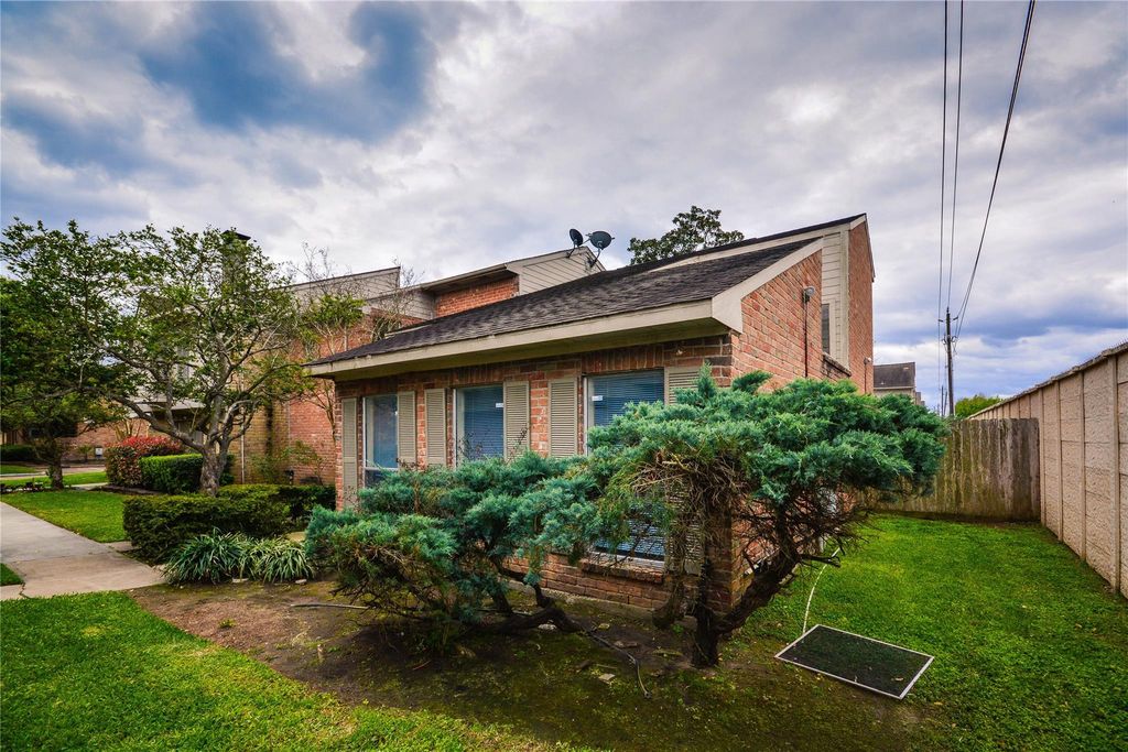 9262 Westwood Village Drive, Houston, TX 77036