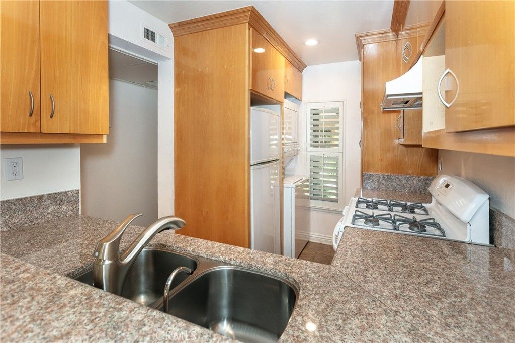 Image 10 of property listing at 7101 Farralone Avenue 141, Canoga Park, CA 91303