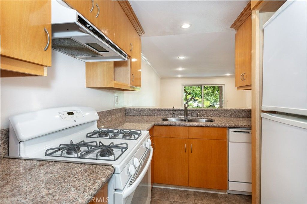 Image 11 of property listing at 7101 Farralone Avenue 141, Canoga Park, CA 91303
