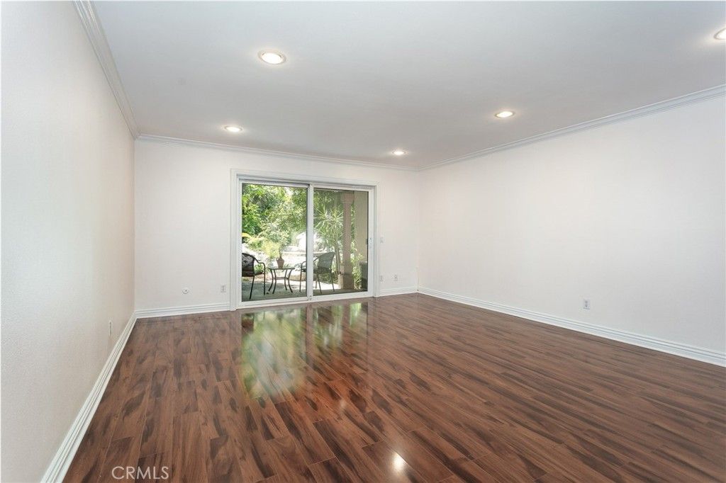 Image 5 of property listing at 7101 Farralone Avenue 141, Canoga Park, CA 91303
