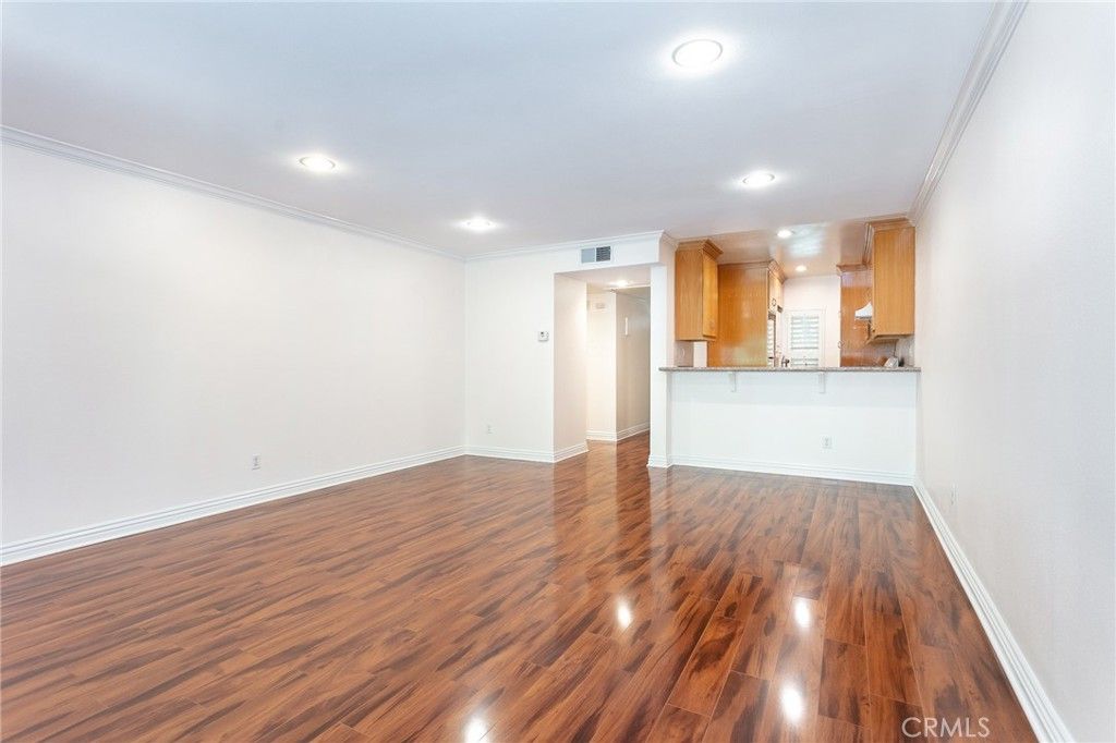 Image 7 of property listing at 7101 Farralone Avenue 141, Canoga Park, CA 91303