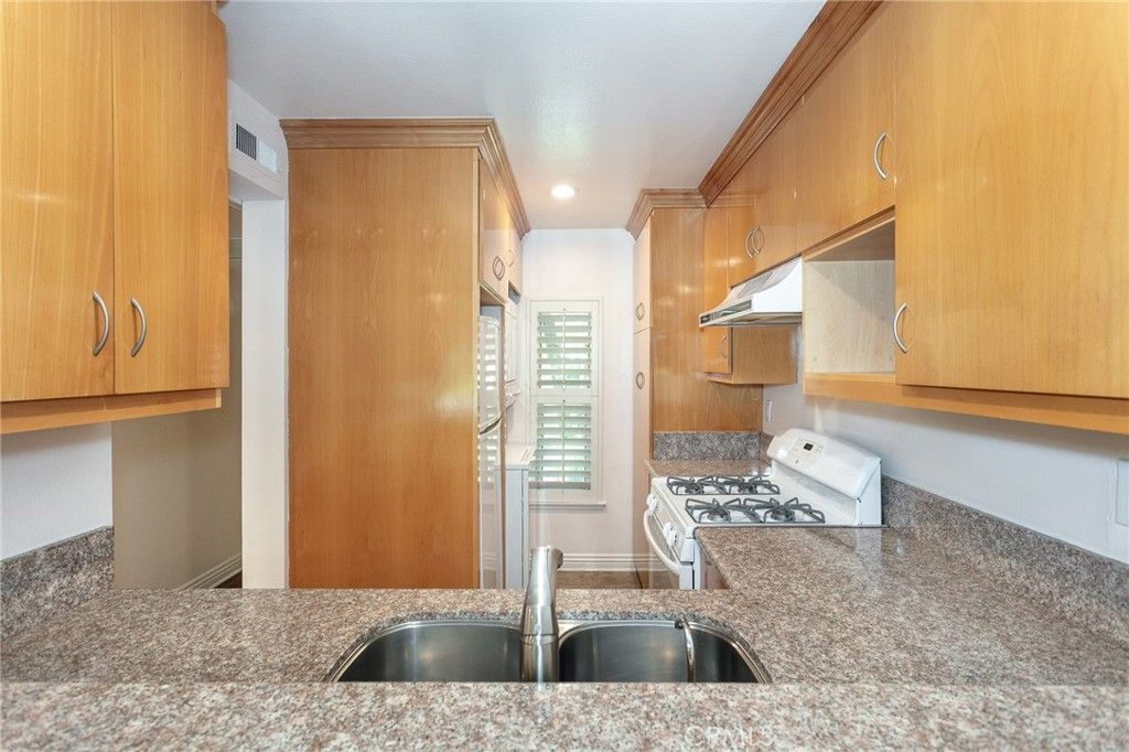 Image 9 of property listing at 7101 Farralone Avenue 141, Canoga Park, CA 91303