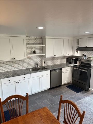 16 Dudley Avenue 7, Newport, RI 02840