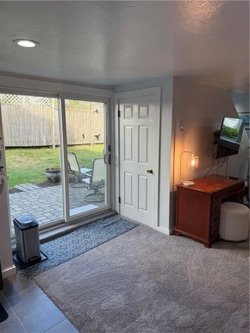 16 Dudley Avenue 7, Newport, RI 02840