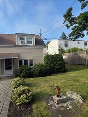 16 Dudley Avenue 7, Newport, RI 02840