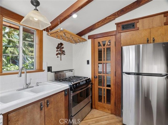 3950 De Longpre Avenue, Los Angeles, CA 90027