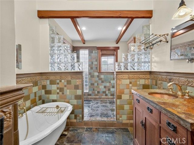 3950 De Longpre Avenue, Los Angeles, CA 90027