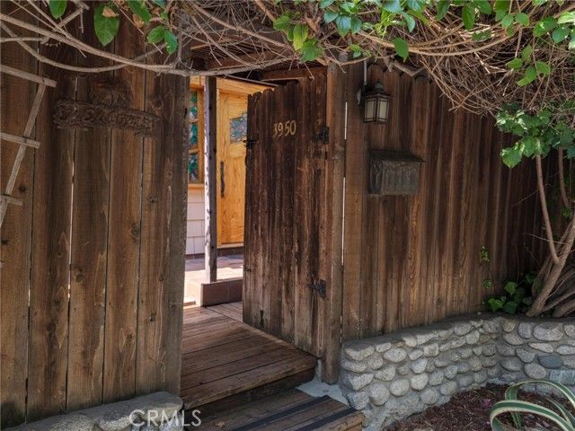 3950 De Longpre Avenue, Los Angeles, CA 90027