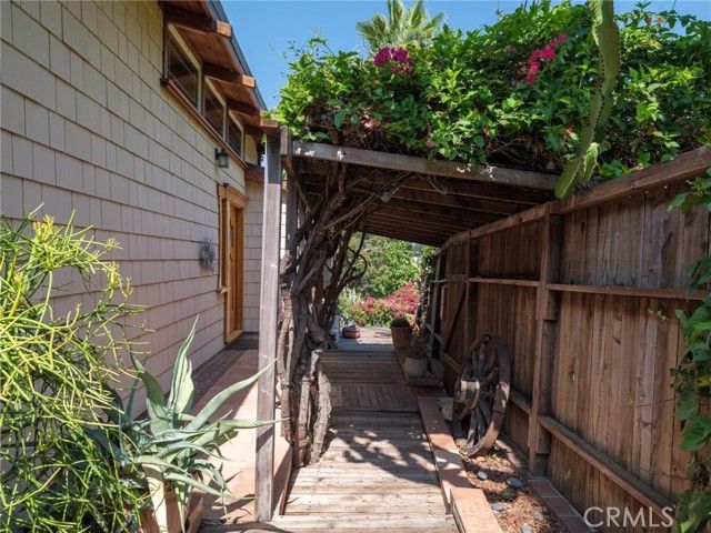 3950 De Longpre Avenue, Los Angeles, CA 90027