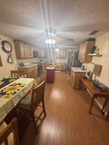 404 Avenue D NW, Childress, TX 79201