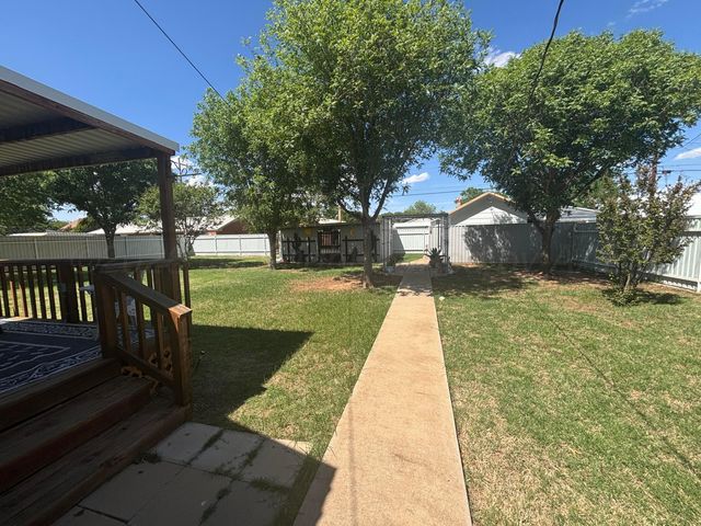 404 Avenue D NW, Childress, TX 79201