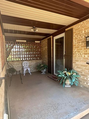 404 Avenue D NW, Childress, TX 79201