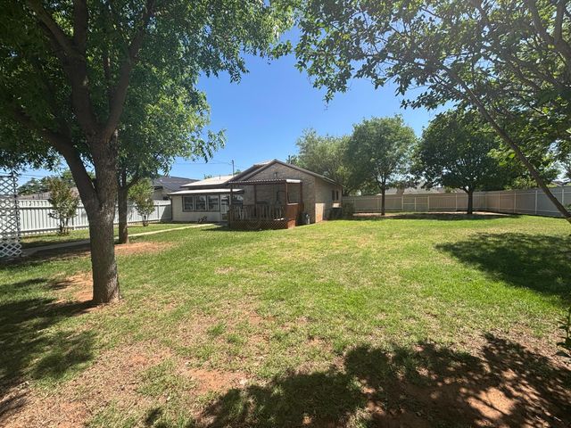 404 Avenue D NW, Childress, TX 79201
