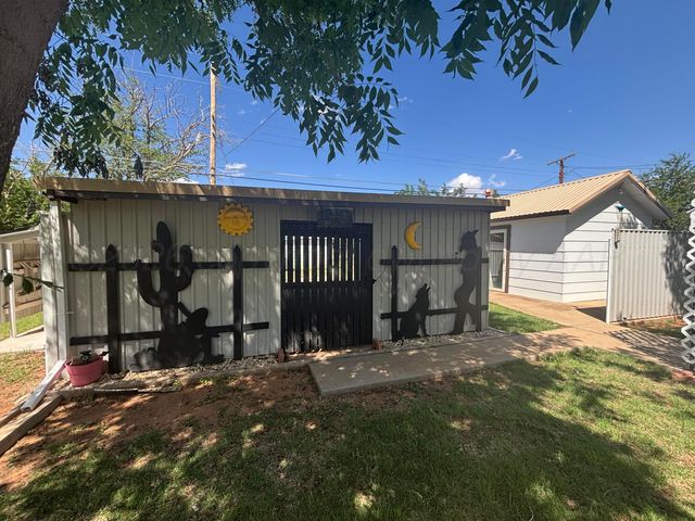 404 Avenue D NW, Childress, TX 79201